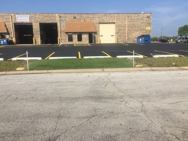 More Photos Of 15510-15544 S 70th Ct, Orland Park Warehouse For Lease