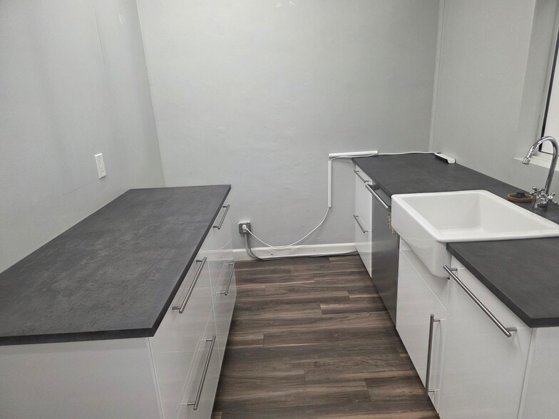 More Photos Of 125-127 S Glenoaks Blvd, Burbank General Retail For Lease