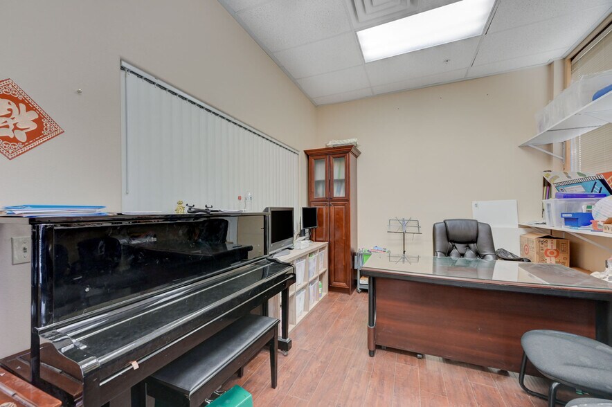 More Photos Of 6284 Spring Mountain Rd, Las Vegas Office For Sale