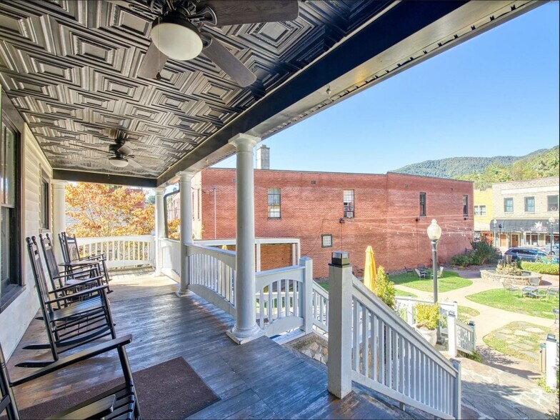 More Photos Of 553 W Main St, Sylva Restaurant For Lease