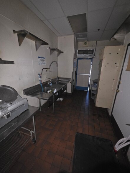 More Photos Of 1889 E Willow St, Signal Hill Freestanding For Lease