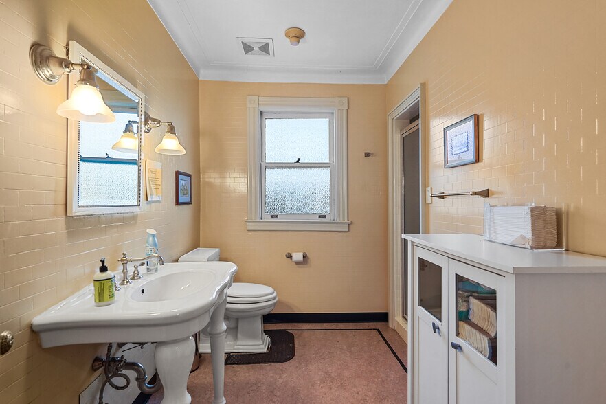 More Photos Of 413-415 Bedford Rd, Pleasantville Office For Sale