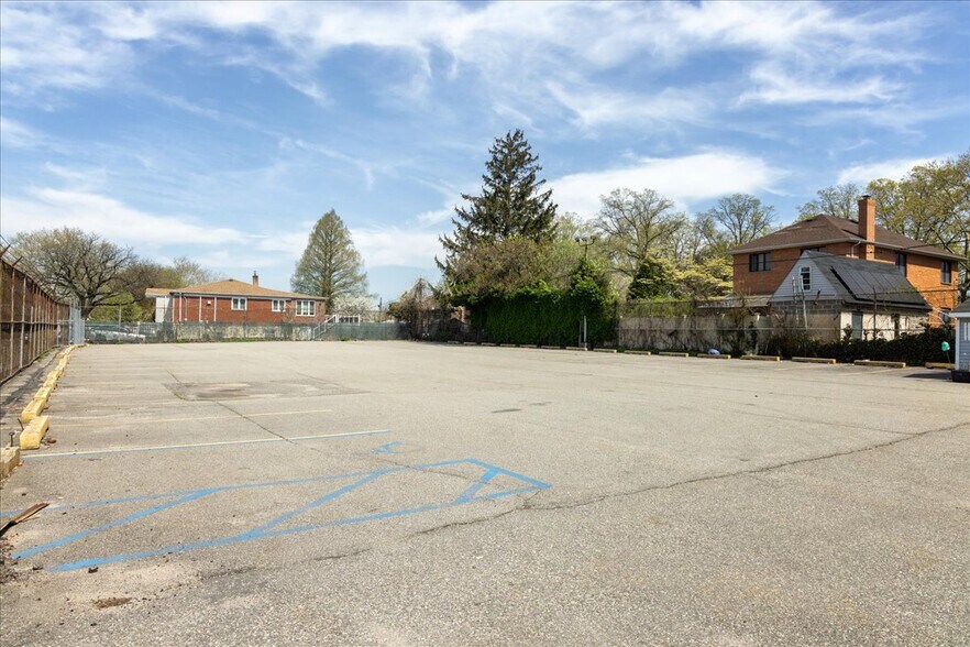 More Photos Of 16711 73rd Ave, Fresh Meadows Religious Facility For Lease