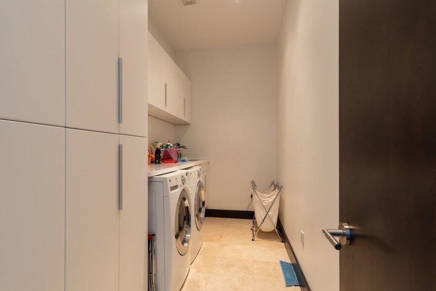 More Photos Of 18000 Groeschke Rd, Houston Airplane Hangar For Sale