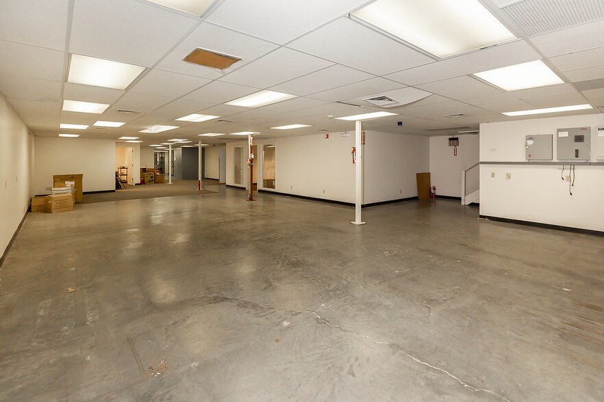 More Photos Of 8901 Washington St, Kansas City Showroom For Sale
