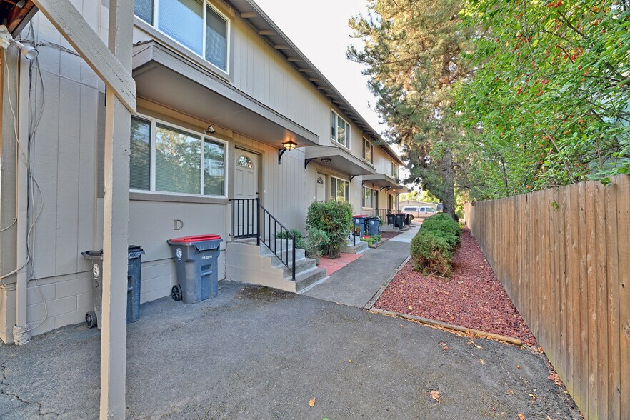 More Photos Of 437 Ash St, Central Point Apartments For Sale