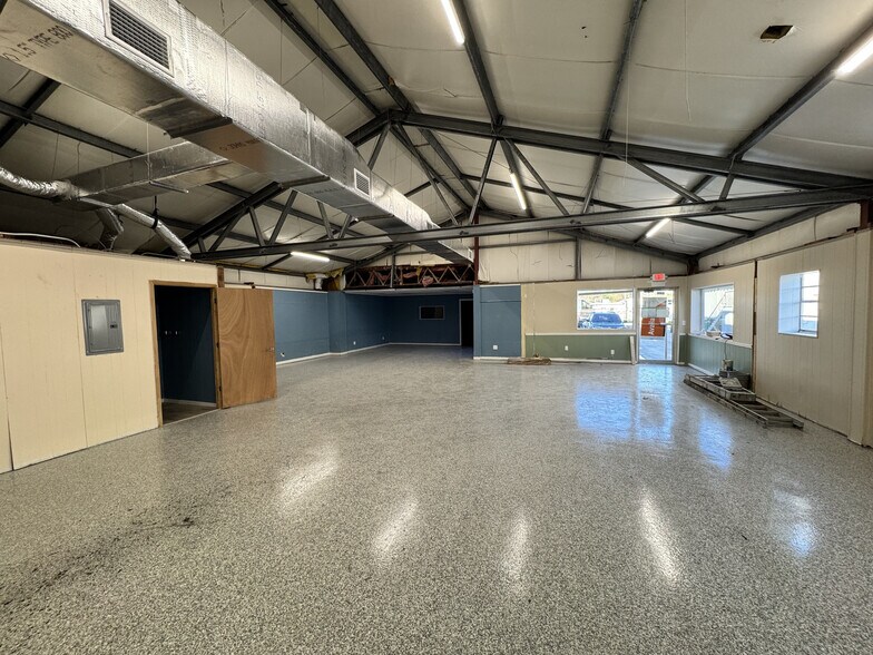 More Photos Of 515 Carswell Ave, Daytona Beach Showroom For Lease