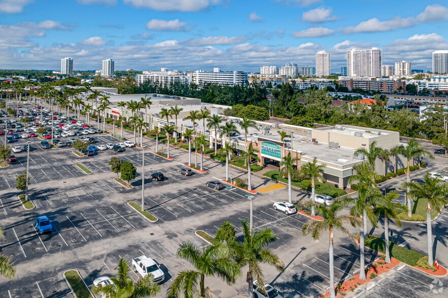 More Photos Of 3569-3885 NE 163rd St, North Miami Beach General Retail For Lease