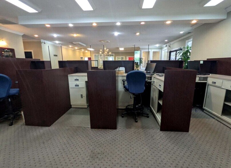 More Photos Of 941 US-25W Hwy, Williamsburg Bank For Sale