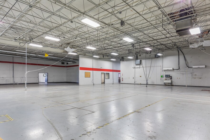 More Photos Of 1202 Thomas Beck Rd, Des Moines Flex For Lease