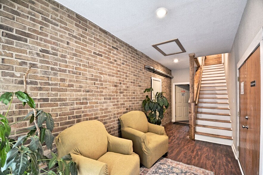 More Photos Of 1111 N Walnut Ave, New Braunfels Office For Lease