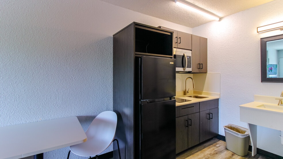 More Photos Of 110 E Highway 6, Alvin Hotel For Sale