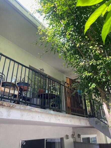 More Photos Of 2030 Holly Dr, Los Angeles Apartments For Sale