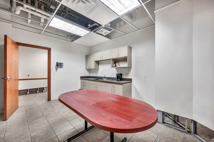 More Photos Of 5900 Pennsylvania Ave, Maple Heights Distribution For Lease