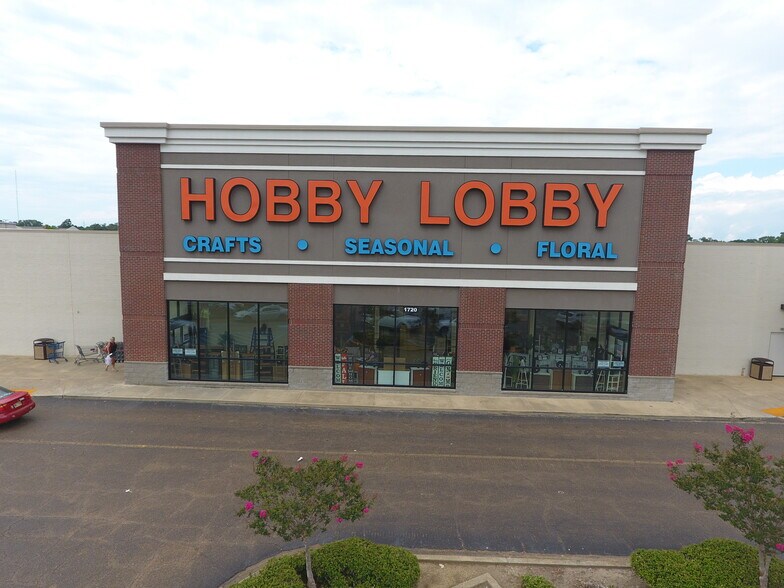 More Photos Of 1720-1722 Veterans Blvd, Mccomb Storefront For Sale