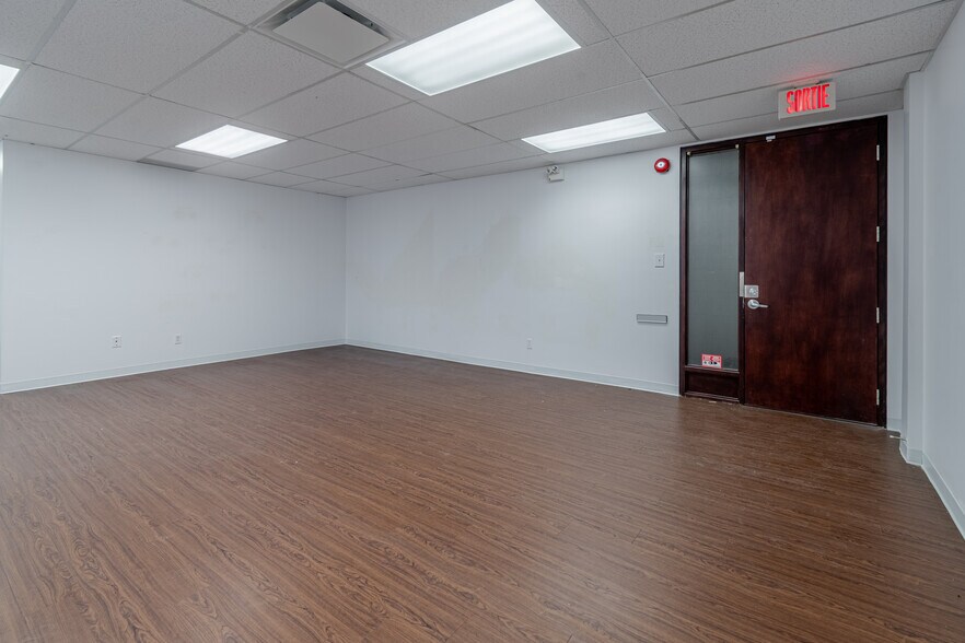 More Photos Of 3023 Boul Wilfrid-Hamel, Québec Light Distribution For Lease