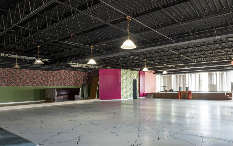 More Photos Of 2415 W Peterson Ave, Chicago Restaurant For Lease