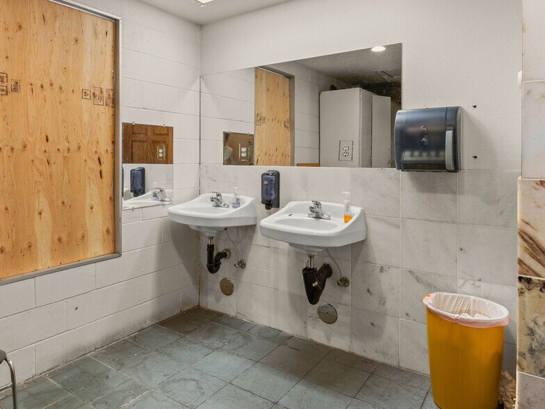 More Photos Of 11702 NE Halsey St, Portland Freestanding For Sale