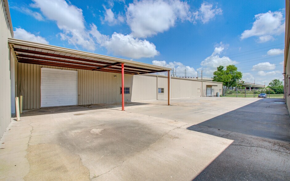 More Photos Of 7002 Bissell Rd, Manvel Manufacturing For Sale