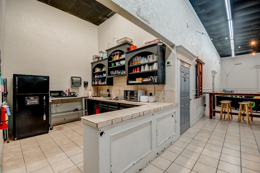 More Photos Of 5819 10th St, Katy Storefront For Sale