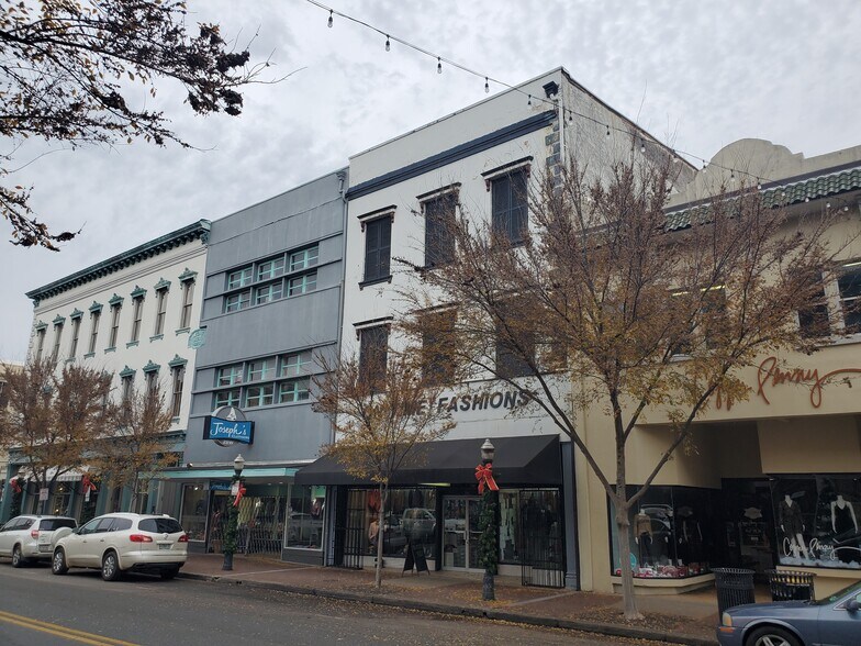 More Photos Of 26 W Broughton St, Savannah Storefront Retail Office For Lease