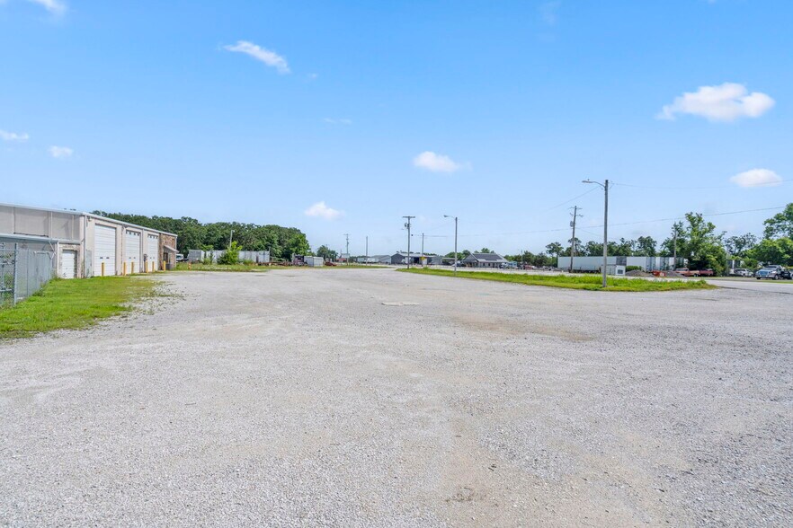More Photos Of 825 MO-59, Carthage Industrial For Lease