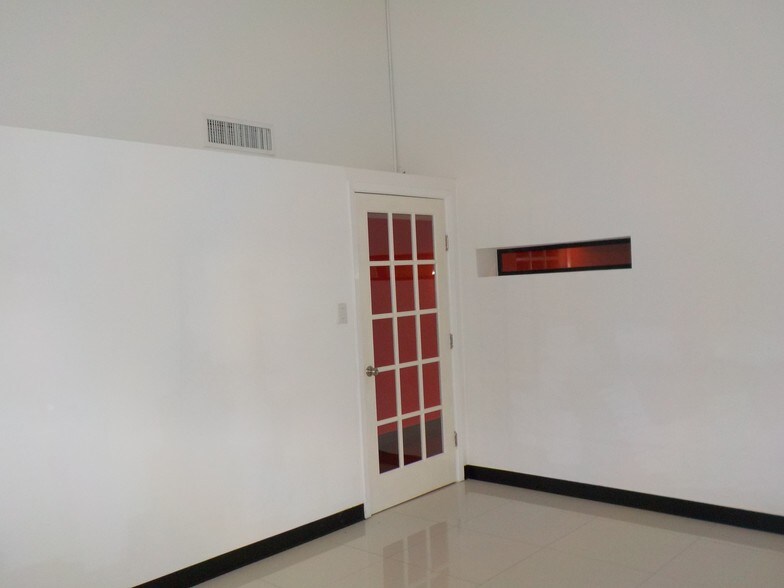 More Photos Of 3700 N 10th St, McAllen Office For Lease