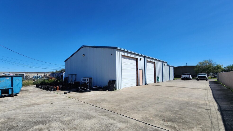 More Photos Of 1959 Saratoga Blvd, Corpus Christi Flex For Lease