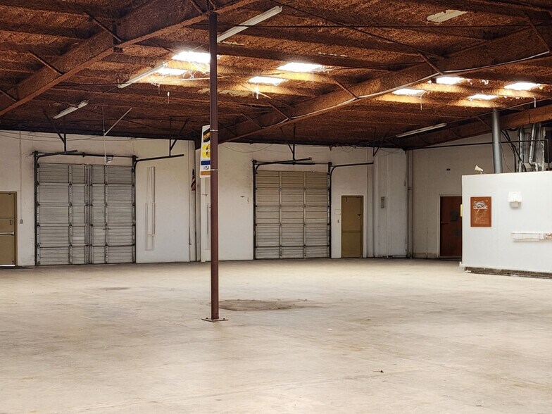 More Photos Of 1841 W Division St, Arlington Industrial For Sale