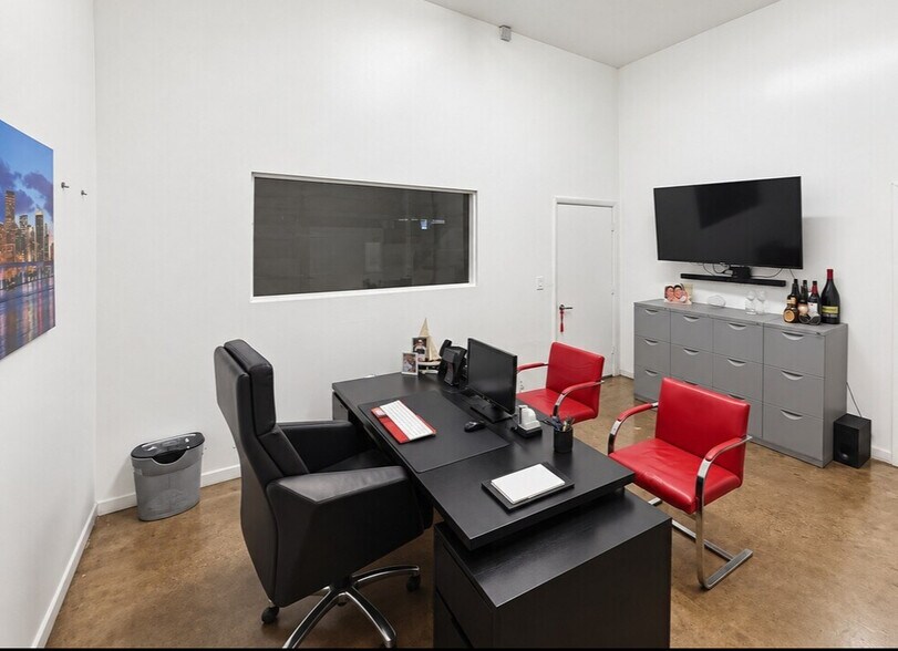 More Photos Of 261 NW 71st St, Miami Showroom For Sale