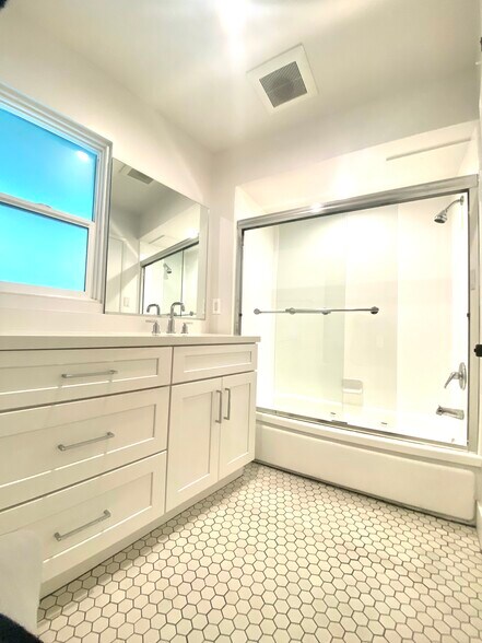 More Photos Of 4837 Hayvenhurst Ave, Encino Apartments For Sale