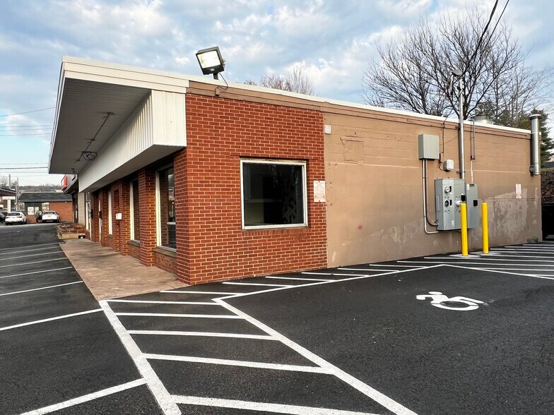 More Photos Of 688 Washington St, Middletown Freestanding For Lease