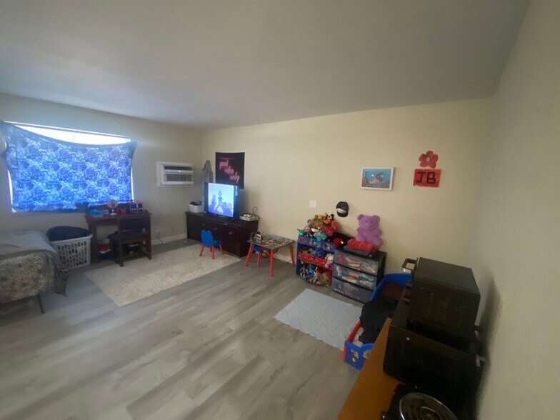 More Photos Of 1 Proactive Dr, New Florence Hotel For Sale