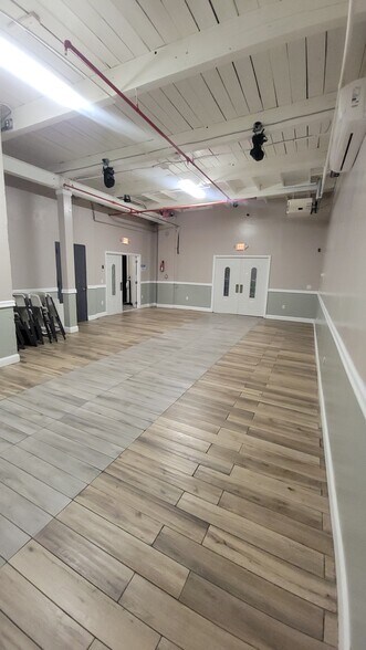 More Photos Of 141 Coit St, Irvington Showroom For Lease