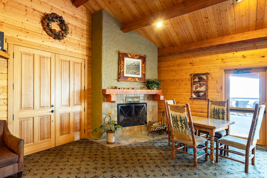 More Photos Of 41 Lakeshore Dr, Sagle Hotel For Sale