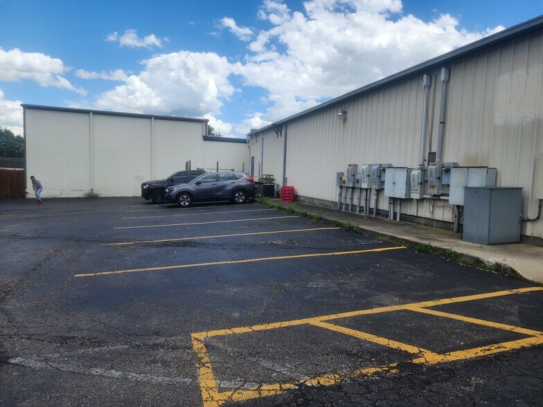More Photos Of 965-975 W Main St, Tipp City General Retail For Sale