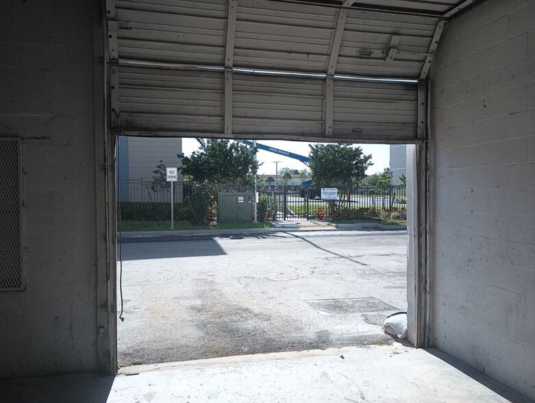 Primary Photo Of 5140-5212 NE 12th Ave, Oakland Park Warehouse For Lease