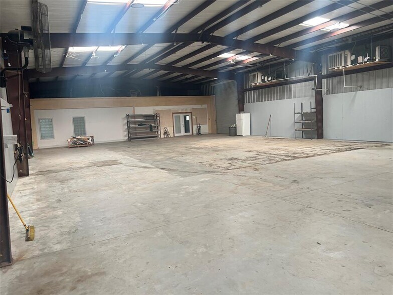 More Photos Of 15402 Dexler Dr, Austin Showroom For Lease