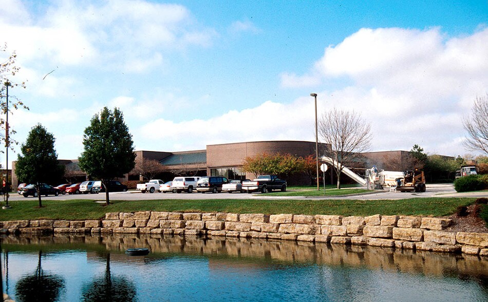 More Photos Of 15303-15335 W 95th St, Lenexa Light Distribution For Lease