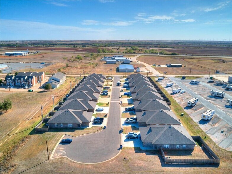 Primary Photo Of 810 Aspen Dr, Kingfisher Apartments For Sale