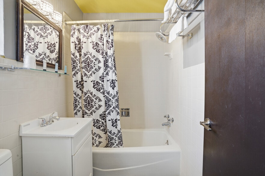 More Photos Of 214 E Cleveland St, Sundance Hotel For Sale