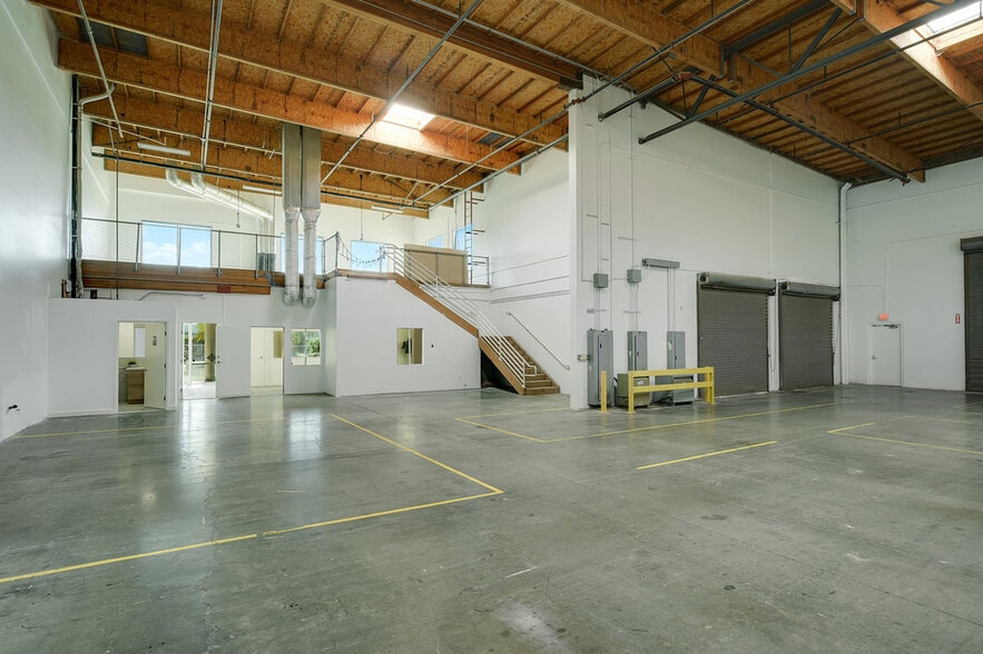 More Photos Of 8594 Siempre Viva Rd, San Diego Manufacturing For Lease