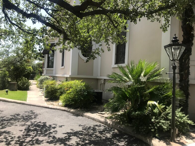 More Photos Of 1919 San Pedro Ave, San Antonio Office For Sale
