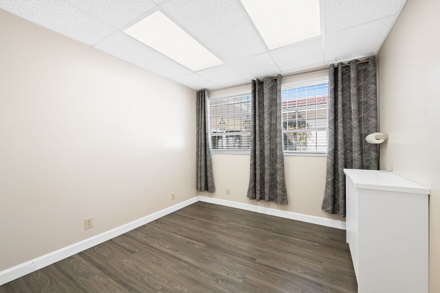 More Photos Of 1130 Bayview Dr, Fort Lauderdale Medical For Lease