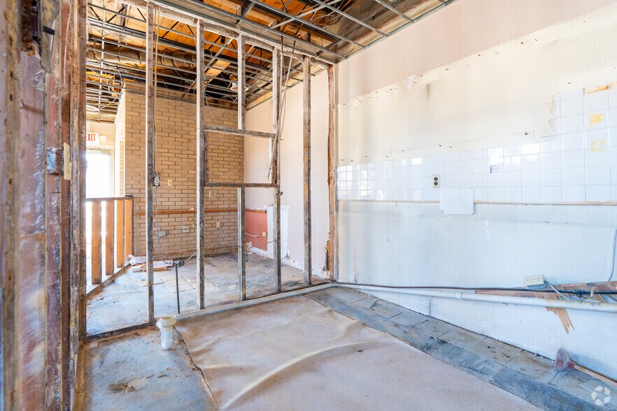 More Photos Of 515 N Monroe St, Litchfield Medical For Sale