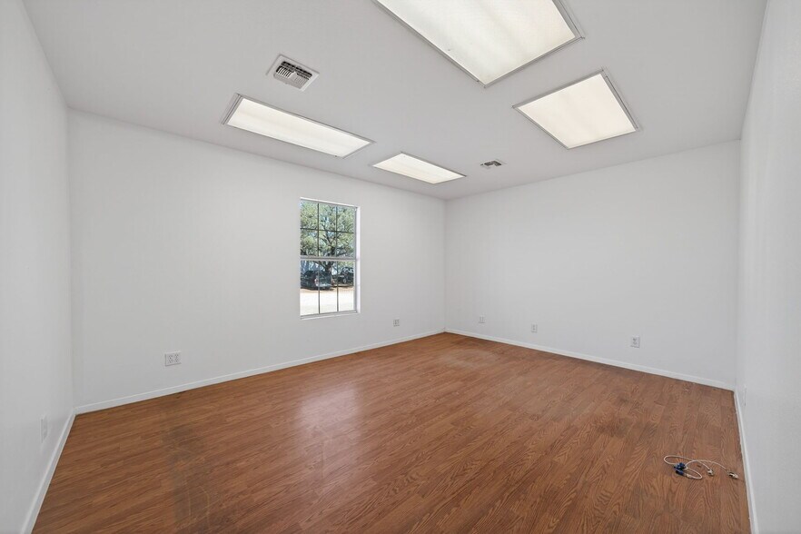More Photos Of 3215 Zanderson Ave, Jourdanton Loft Creative Space For Lease