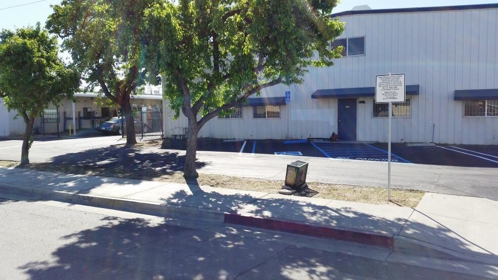 More Photos Of 445 E Menlo Ave, Hemet Warehouse For Lease