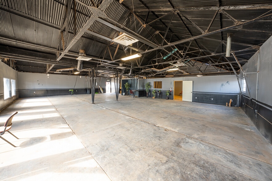 More Photos Of 2722-2724 Texas Ave, Lubbock Warehouse For Sale