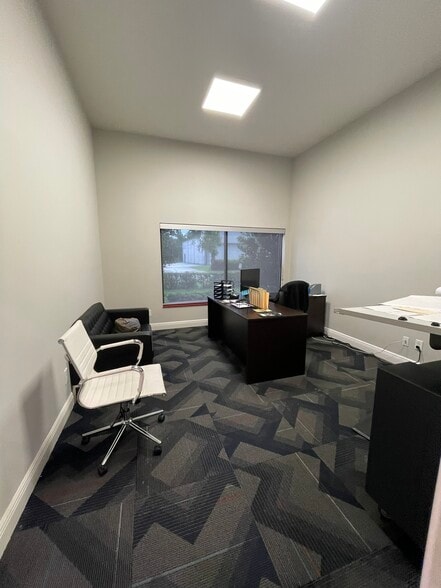 More Photos Of 278 Semoran Commerce Pl, Apopka Warehouse For Lease