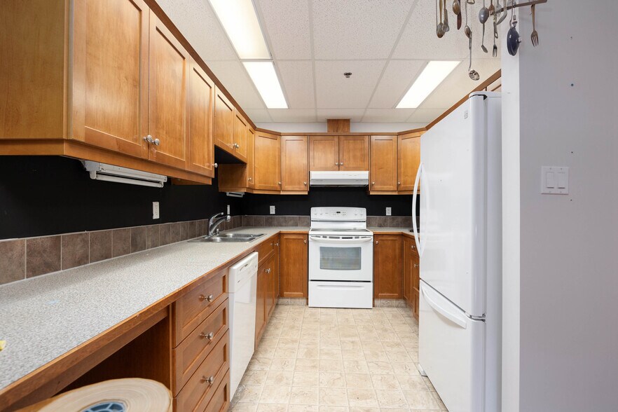 More Photos Of 105 Oak Crt, Anzac Warehouse For Sale